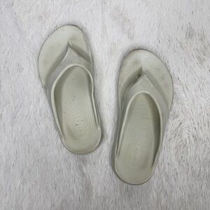 OOFOS / off white classic flip flop recovery sandals / W10 M8